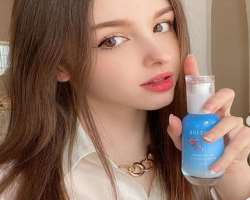 Elina endorses various brands including Laneige fragrance through her Instagram.